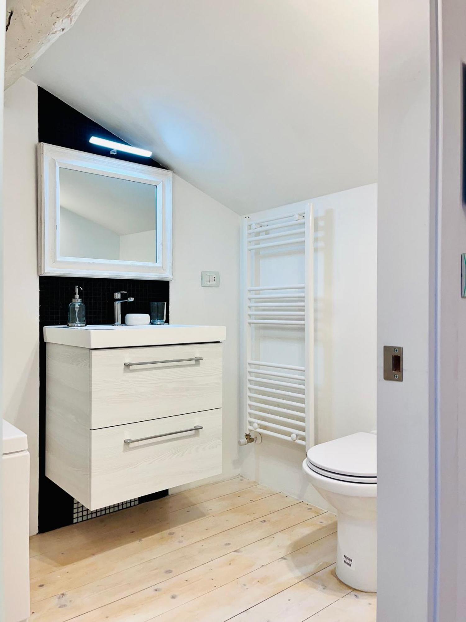 Riverside Loft Navigli - Spacious Two-Bedroom Apartment ミラノ エクステリア 写真