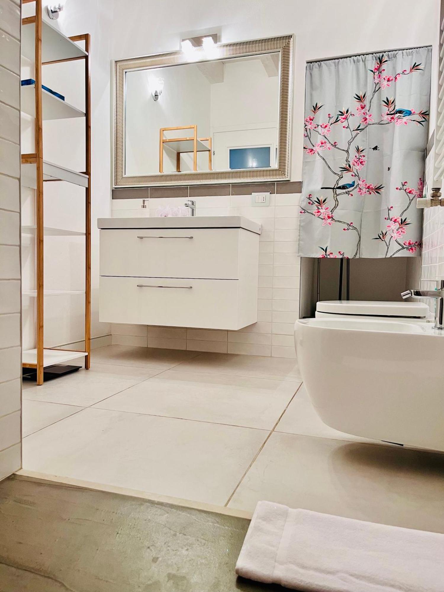 Riverside Loft Navigli - Spacious Two-Bedroom Apartment ミラノ エクステリア 写真