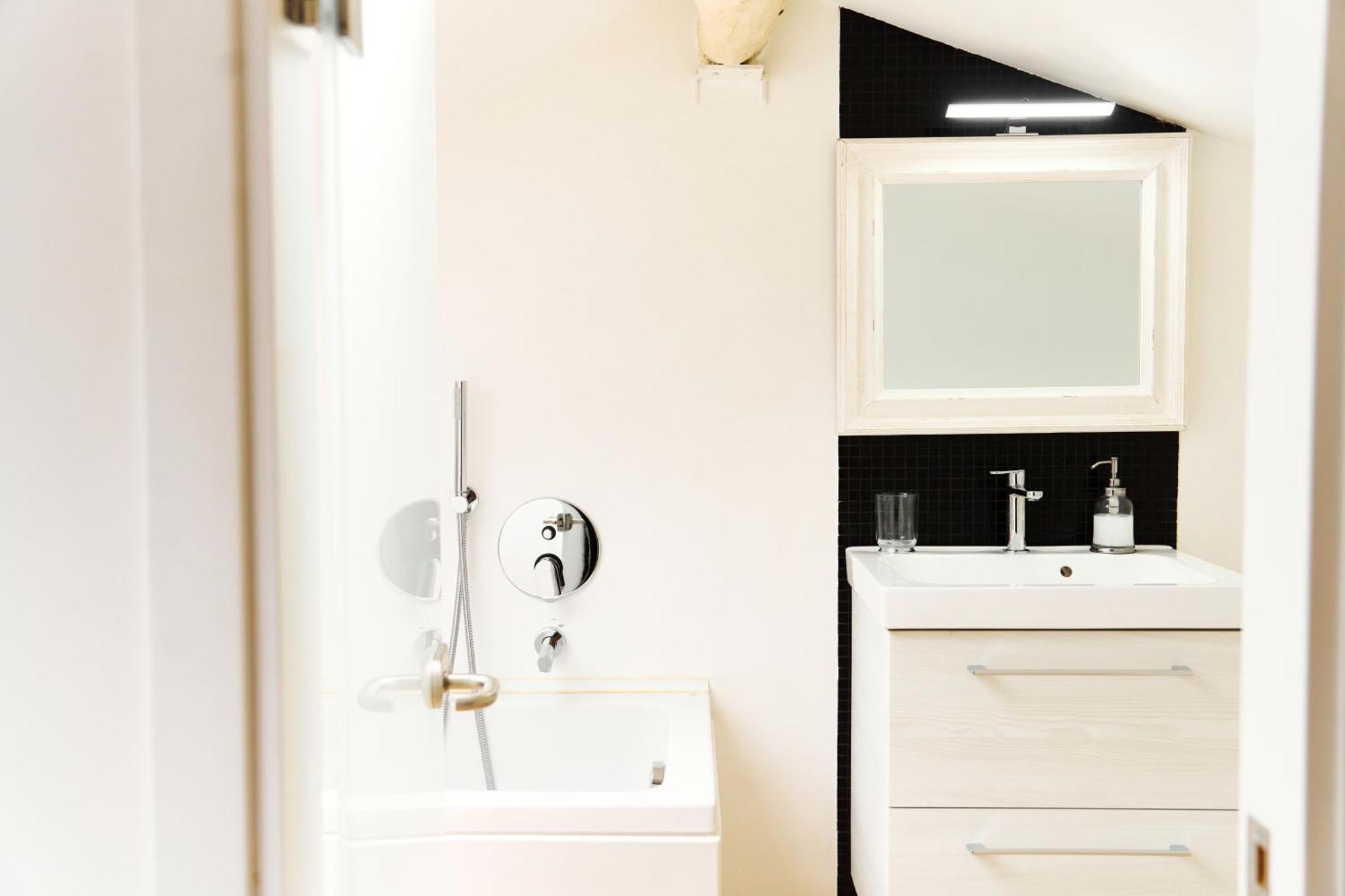 Riverside Loft Navigli - Spacious Two-Bedroom Apartment ミラノ エクステリア 写真